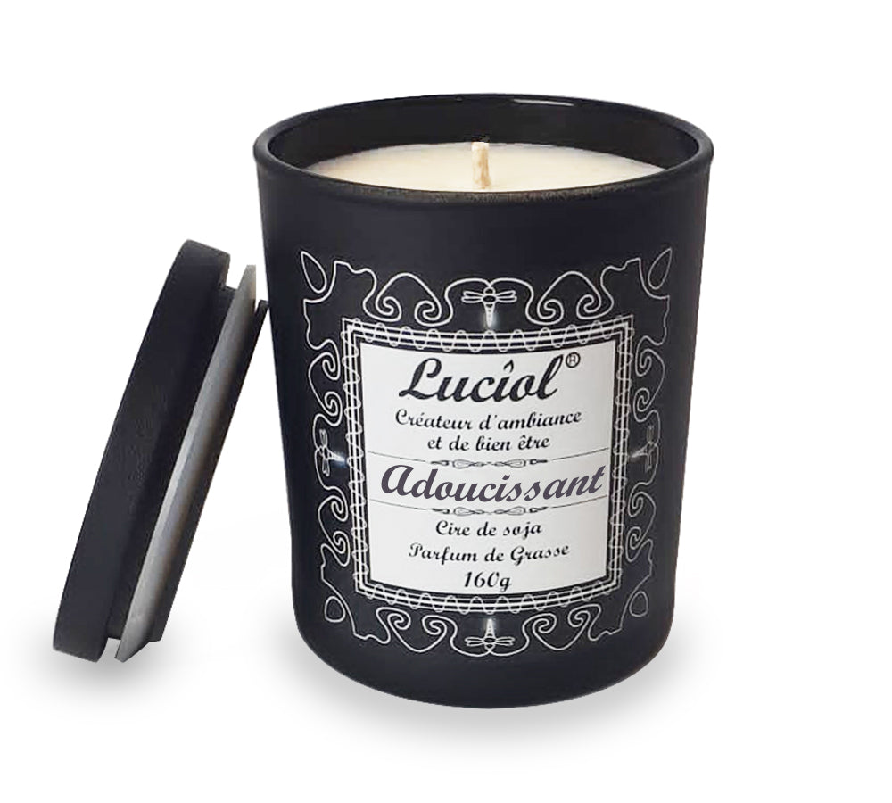 Bougie naturelle adoucissant de la gamme Nomad de la marque Luciol. Une odeur fraiche de linge propre parfumé à l’adoucissant. Des accords frais et fruités, intensifié par la présence du jasmin qui libère des effluves puissants et opulents. Son cœur dévoile les tonalités raffinées, intenses et suaves de la rose.